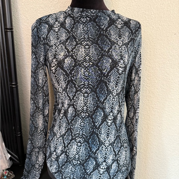 Guess Monochrome Snakeskin Pattern Top - Picture 1 of 3